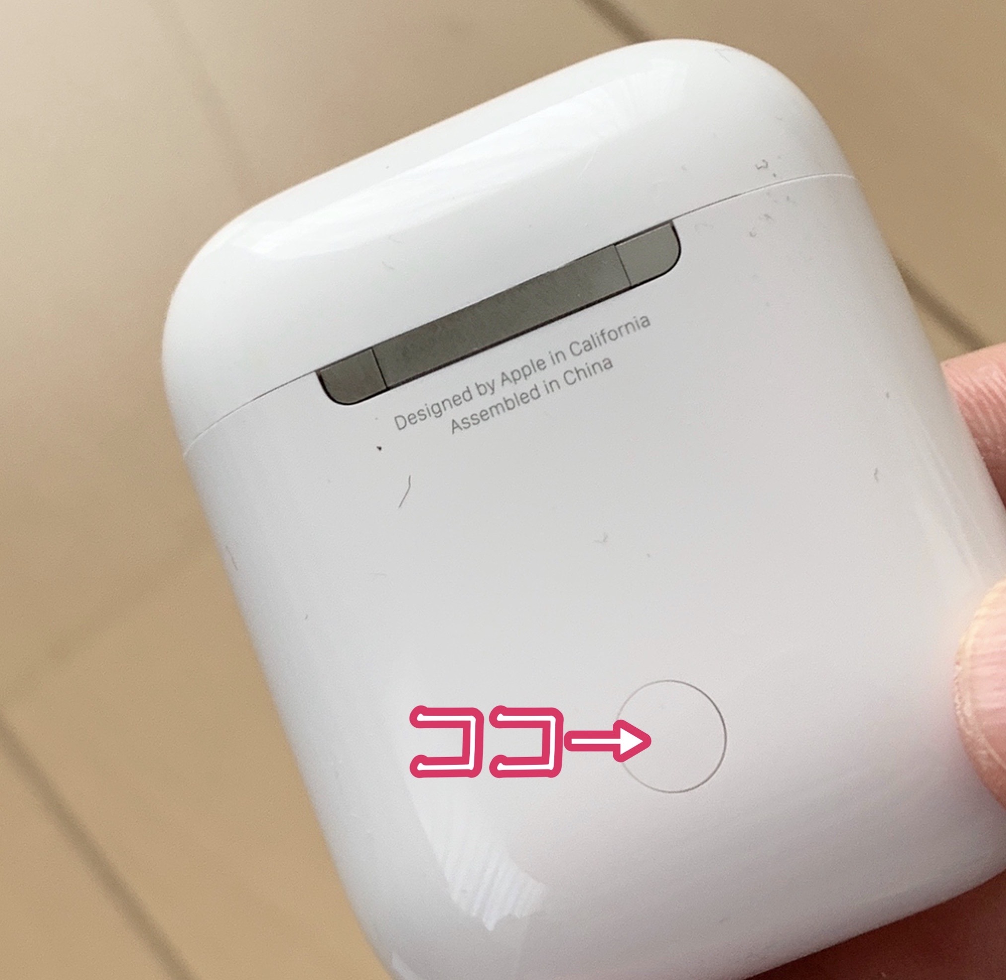 AirPodsのペアリングボタン