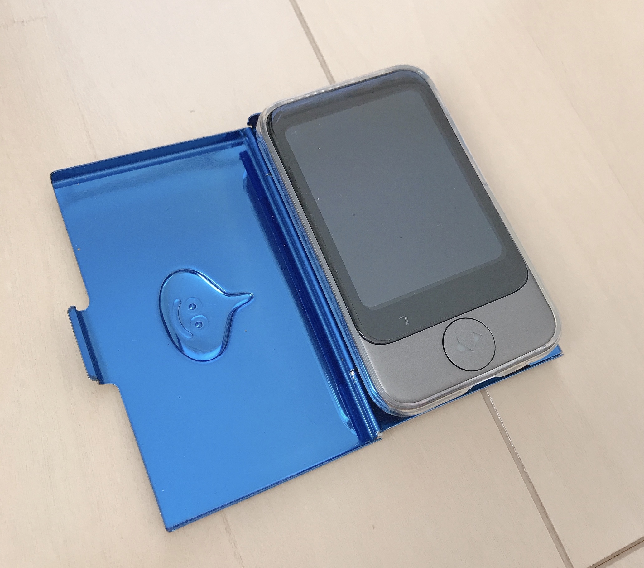 ポケトークSと名刺入れを開いた状態
