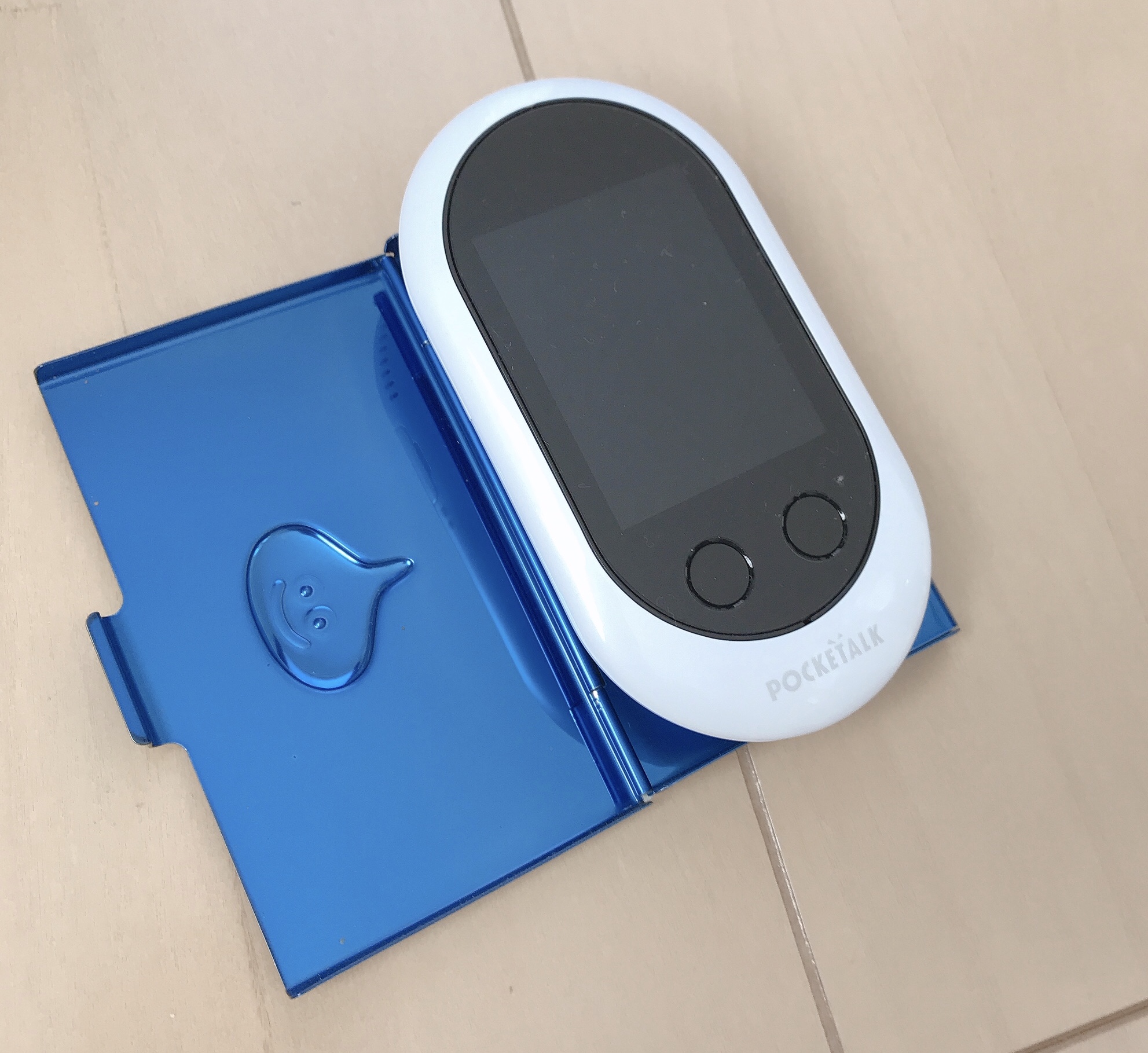 ポケトークWと名刺入れを開いた状態