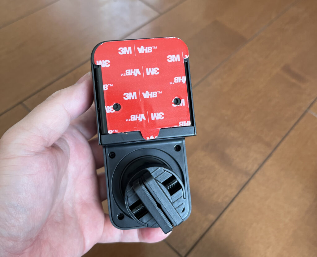 SwitchBotスマートロックのドアに貼り付ける3M両面テープ